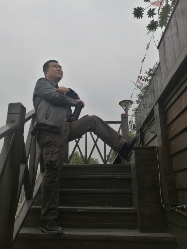 孤单背影的第一张照片--马尾相亲网