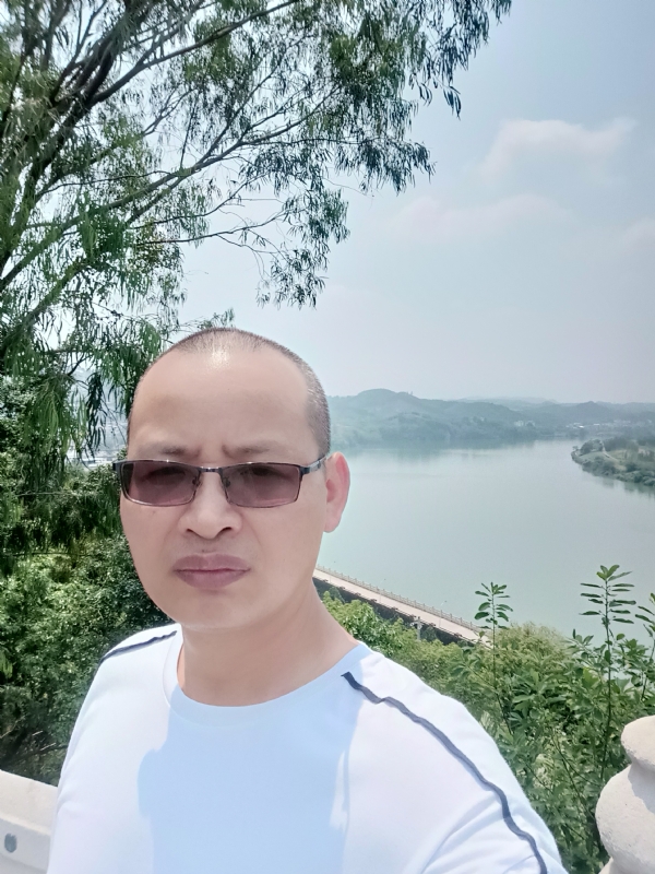 随缘随性的第一张照片--马尾相亲网