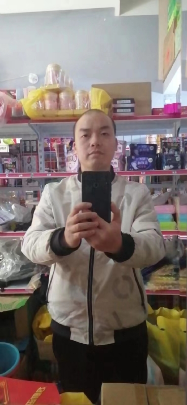 便利店的第一张照片--马尾相亲网
